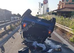 Pauroso incidente sulla Pontina,  auto si ribalta: due illesi