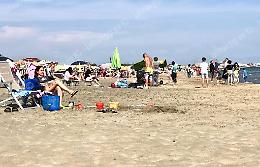 Sole e caldo record, anticipo d'estate il Lido preso d'assalto