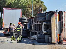 Si ribalta il rimorchio di un camion, task force dei soccorsi
