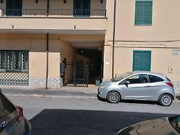 A cavalcioni della finestra, i carabinieri evitano un suicidio