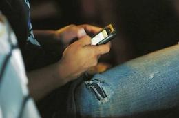 Latina, sul cellulare filmati porno con  minori: madre  di 44 anni indagata