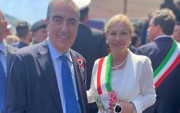 Alla parata con la fascia di Maenza, ma è un consigliere di Roccagorga: è bufera