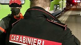Senza biglietto sul treno, minacciano il controllore con una forbice, denunciati