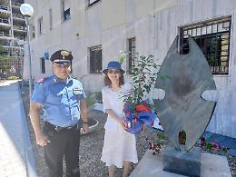 Aiutata dai carabinieri dopo la truffa subita, dona una pianta per ringraziarli