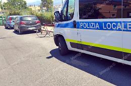 Apre lo sportello dell'auto e prende un ciclista, grave un anziano