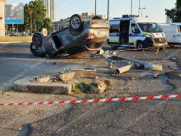 Abbatte un lampione e si ribalta con l'auto, finisce in ospedale