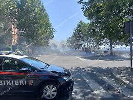 Vasto incendio minaccia le case
