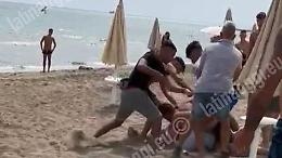 Infastidiscono i bagnanti, chi prova a fermarli viene picchiato a sangue