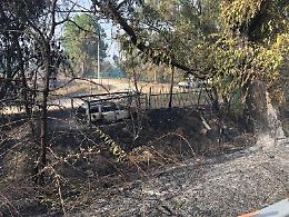 Caldo e fuoco, le fiamme distruggono un'autorimessa di camion