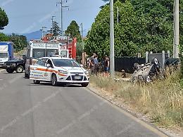 Esce di strada e si ribalta, terribile incidente: grave una donna