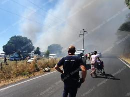 Incendio di sterpaglie raggiunge l'ex Al Karama, evacuato il campo nomadi