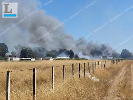 Campo nomadi in fiamme, emergenza per gli sfollati: più di cento senza una casa