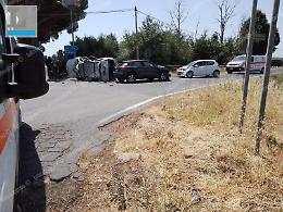 Incidente tra tre auto sull'Appia: diversi feriti, arriva l'eliambulanza