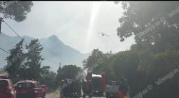 Vasto incendio divampa ai piedi del promontorio del Circeo