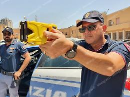 Debutta il taser La pistola che blocca per cinque secondi con impulsi elettrici