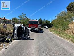 Si ribalta più volte con l'auto: un uomo soccorso dal 118