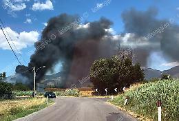 Violento incendio in via Carrara, fumo e paura a Latina Scalo