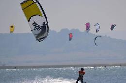 Un volo con il kite surf finisce con un ferito