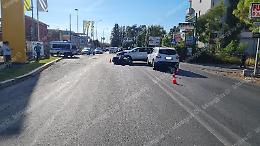 Urto in sorpasso, vola lo scooter: coppia soccorsa