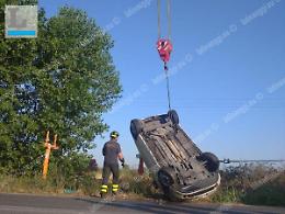 Auto finisce nel canale in via Epitaffio: illesi due giovani