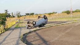 Auto ribaltata nel parcheggio della stazione a Campoleone
