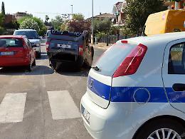 Microcar si ribalta dopo l'incidente all'incrocio, tre feriti