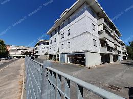 Garage abusivi al piano terra. Scattano i sigilli