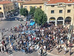 Magliette bianche e palloncini per l'addio a Leonardo Muratovic