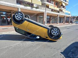 Perde il controllo dell'auto e si ribalta in via delle Regioni