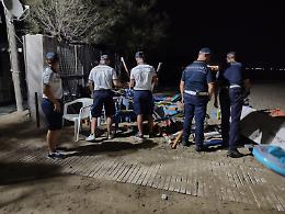 Ombrelloni e lettini in spiaggia per occupare il posto: lo sgombero