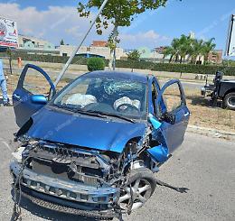 Esce fuori strada e colpisce in pieno il palo della luce, distruggendo l'auto