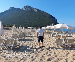 Ombrelloni e lettini pre-posizionati sulla spiaggia libera, scatta il sequestro