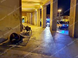 Degrado in centro. Senzatetto inveisce contro i passanti e si autolesiona