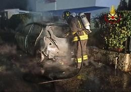 Auto in fiamme a Minturno, intervengono i vigili del fuoco