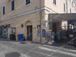 Furto nella notte in un bar del centro: colpo da 12 mila euro