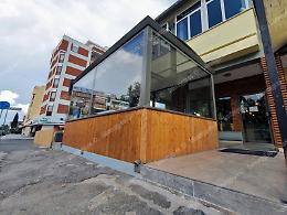Gazebo abusivo, il Comune ritira la licenza a un bar di Piazza Moro