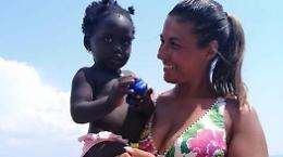 Integrazione e amore: la meravigliosa storia sulla spiaggia di Scauri