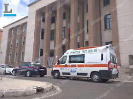 Aggredisce i Carabinieri e danneggia l'aula: arresto in diretta