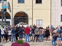 Applausi e lacrime, una folla in chiesa per l'addio a Francesca Testana