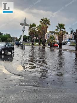 Ondata di maltempo, allagamenti e alberi crollati