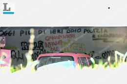 Parole d'odio contro le "divise", le scritte sui muri dei "Palazzoni"