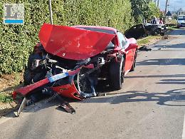 Scontro con una Ferrari, ferito un uomo