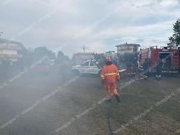 Incendio in via Carroceto, baracca distrutta dalle fiamme