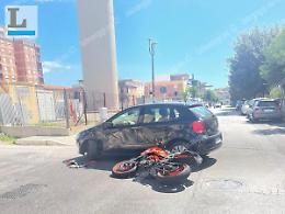 Incidente tra auto e moto in centro, ferito il centauro