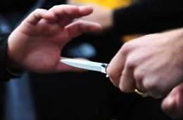 Accoltellato in una lite per difendere un amico e dal suocero alle case popolari
