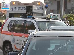 Picchiata dalla sorella della sposa e lasciata in strada con gli abiti strappati