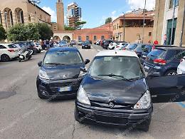 Folle lite in strada, 50enne inseguito e picchiato da due giovani