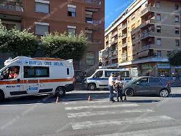 Investita da un'auto, sbatte la testa: donna in codice rosso