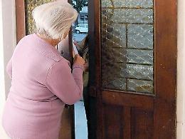 Si finge operaio per svaligiare la casa di un'anziana