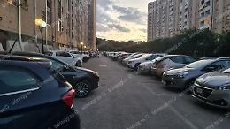 Parcheggio chiuso ai "Palazzoni" da più di un mese, la rabbia dei residenti